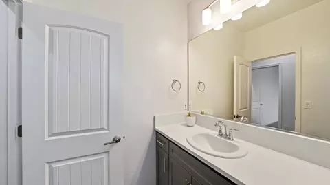 Bath - 1007 W Payson Ave, Visalia, CA 93291 photo 6 of 6