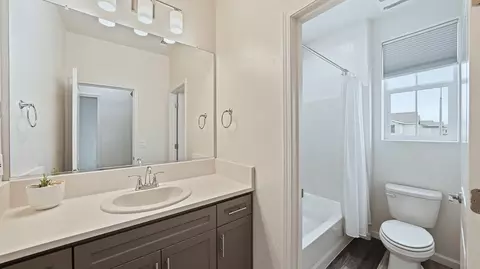 Bath - 1007 W Payson Ave, Visalia, CA 93291 photo 5 of 6