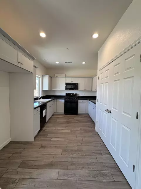 Kitchen - 30634 Delancy Rd, Visalia, CA 93291 photo 4 of 4