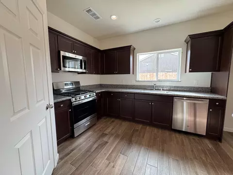 Kitchen - 30635 Delancy Rd, Visalia, CA 93291 photo 4 of 4