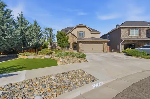 2214 N Fairway Ct, Visalia, CA 93291