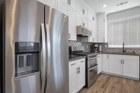 Kitchen - 4011 W Nellis Ave, Visalia, CA 93277 photo 3 of 4