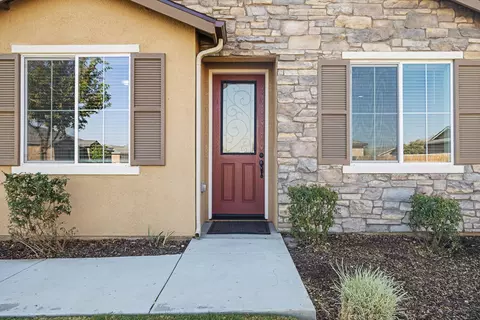 Exterior - 4011 W Nellis Ave, Visalia, CA 93277 photo 4 of 9
