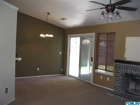 842 Encore Dr, Hanford, CA 93230 photo 2