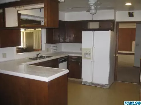 825 E Saginaw Ave, Dinuba, CA 93618 photo 2