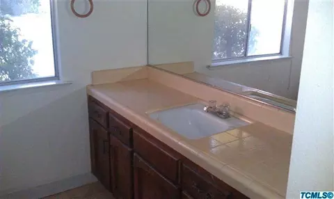 322 E Ashland Ave, Visalia, CA 93277 photo 4