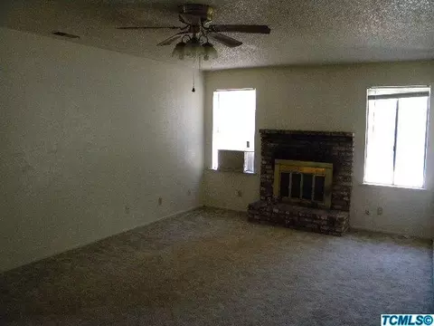 322 E Ashland Ave, Visalia, CA 93277 photo 2