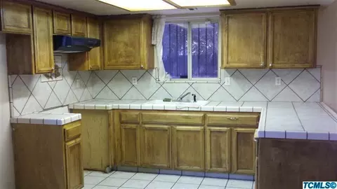 988 E Azalea Ct, Earlimart, CA 93219 photo 3