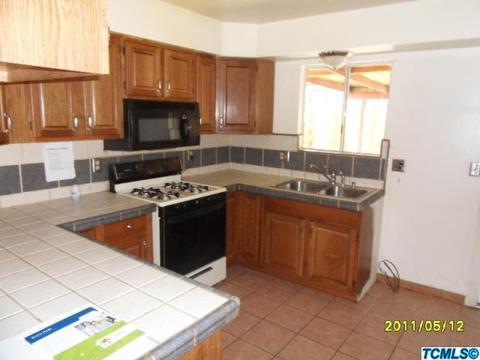 220 E Paradise Ave, Visalia, CA 93277 photo 3