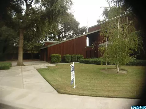 725 W Oak View Dr, Visalia, CA 93277 photo 3