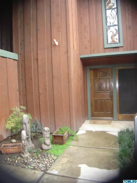 725 W Oak View Dr, Visalia, CA 93277 photo 4