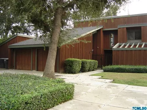 725 W Oak View Dr, Visalia, CA 93277 photo 2