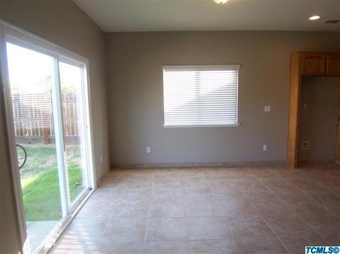 1676 Maple Ct, Tulare, CA 93274 photo 4