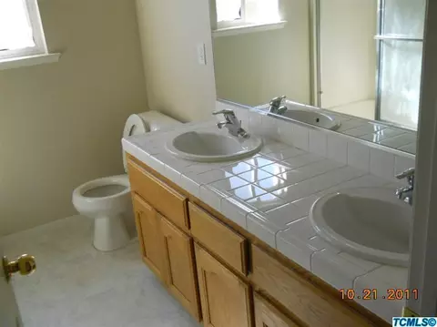881 Evergreen Ave, Lemoore, CA 93245 photo 3