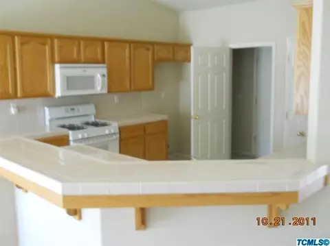 881 Evergreen Ave, Lemoore, CA 93245 photo 2