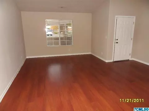 549 E Conway Ct, Visalia, CA 93292 photo 2