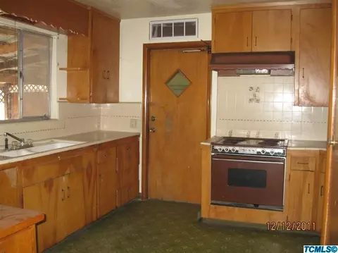 1094 N Lime St, Porterville, CA 93257 photo 7