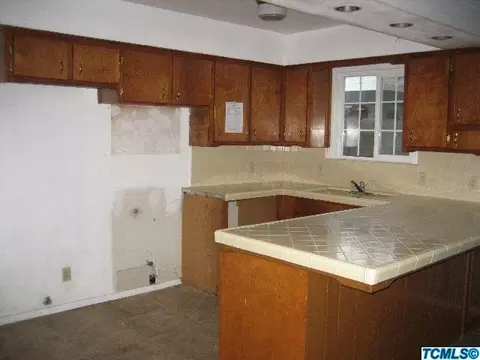 377 W Glendale Ave, Lemoore, CA 93245 photo 4