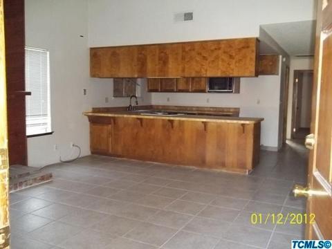 1015 E Oakridge Ave, Visalia, CA 93292 photo 2