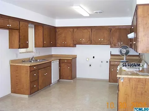 205 N E St, Tulare, CA 93274 photo 3