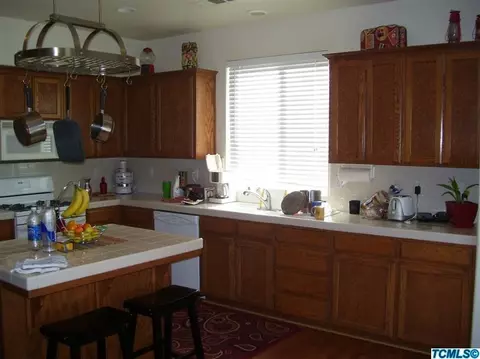 2445 N Anthony Ct, Visalia, CA 93291 photo 3