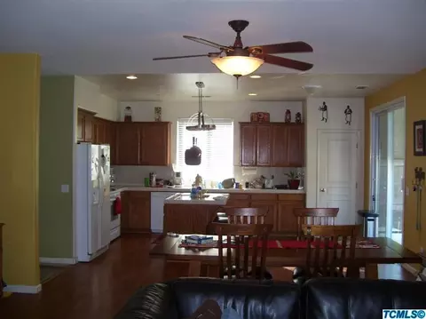 2445 N Anthony Ct, Visalia, CA 93291 photo 2