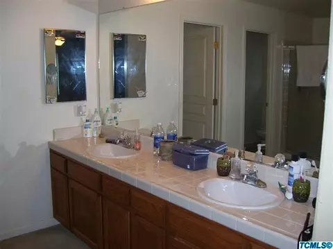 2445 N Anthony Ct, Visalia, CA 93291 photo 9