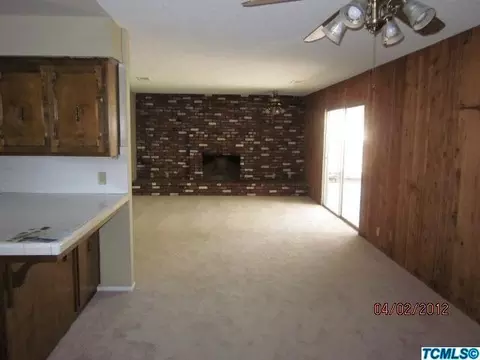 536 E Davis Dr, Dinuba, CA 93618 photo 4