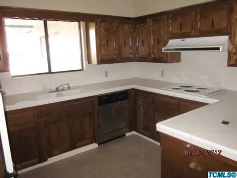 536 E Davis Dr, Dinuba, CA 93618 photo 2