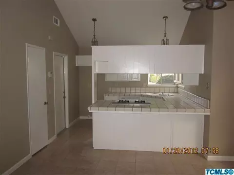 1025 E Ferguson Ave, Visalia, CA 93292 photo 2
