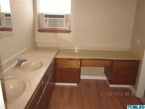 1025 E Ferguson Ave, Visalia, CA 93292 photo 9