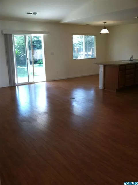 2533 E Chestnut Ave, Visalia, CA 93292 photo 6