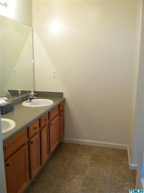2533 E Chestnut Ave, Visalia, CA 93292 photo 13