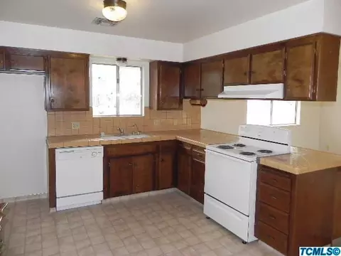 702 E Sycamore Ave, Reedley, CA 93654 photo 3