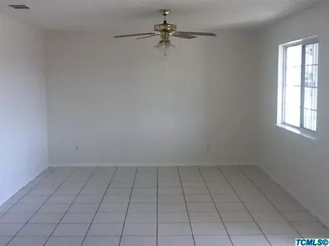 958 E Bent Ranch Ave, Earlimart, CA 93219 photo 4
