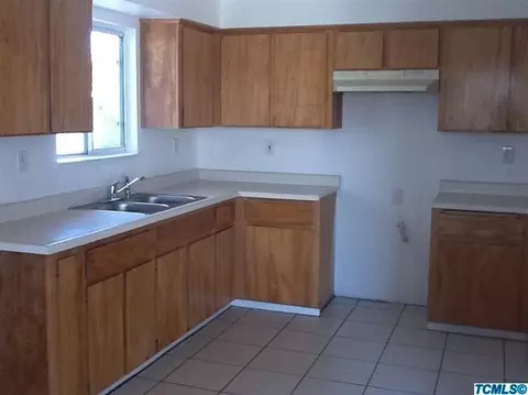 958 E Bent Ranch Ave, Earlimart, CA 93219 photo 3