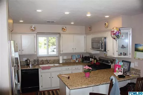 976 E Millwood Dr, Dinuba, CA 93618 photo 3