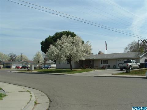 221 Meadow, Lemoore, CA 93245 photo 2