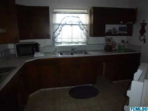 941 E Academy Ave, Tulare, CA 93274 photo 4