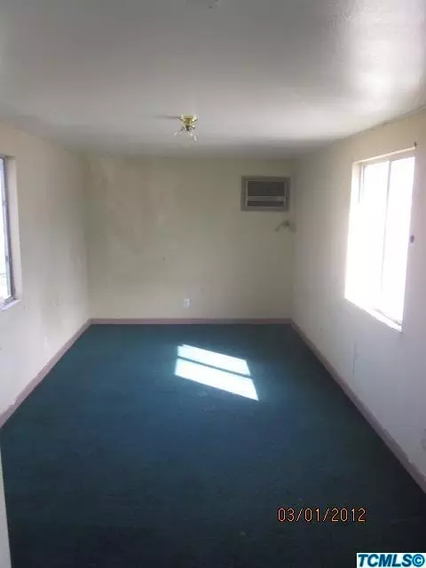 902 Walnut St, Pixley, CA 93256 photo 6