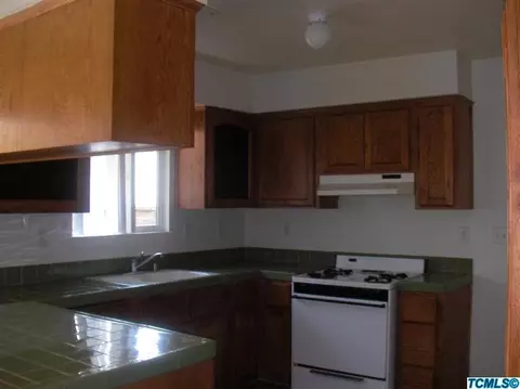 820 E Willow Ave, Porterville, CA 93257 photo 2