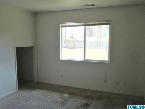 633 W Iris Ave, Visalia, CA 93277 photo 9