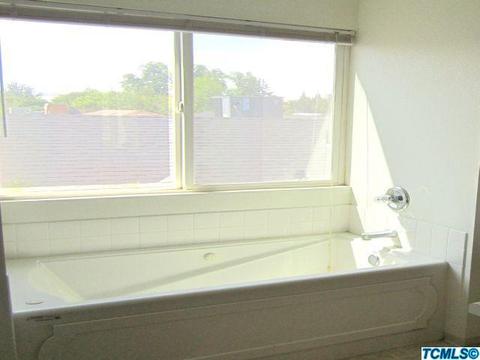633 W Iris Ave, Visalia, CA 93277 photo 8