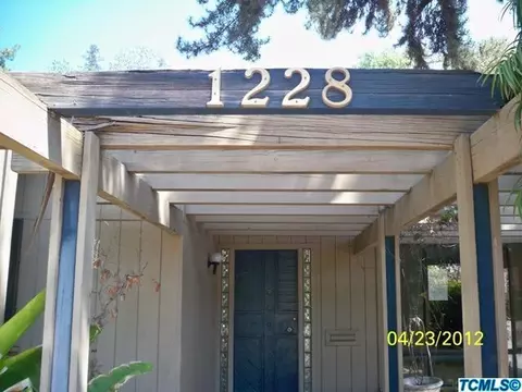 1228 S Mountain St, Visalia, CA 93277 photo 2