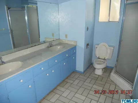 1228 S Mountain St, Visalia, CA 93277 photo 9