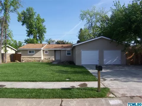 330 E Sandra Ave, Tulare, CA 93274 photo 1