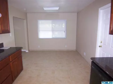 330 E Sandra Ave, Tulare, CA 93274 photo 3