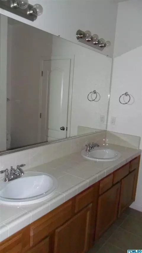 995 Prosperity Dr, Lemoore, CA 93245 photo 3