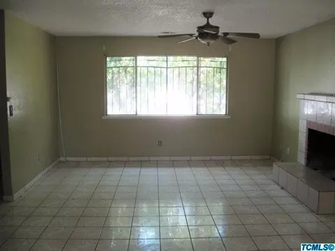319 E Sunnyview Ave, Visalia, CA 93291 photo 3