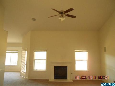 386 E Stanley Ave, Reedley, CA 93654 photo 2